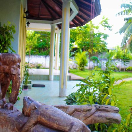 Three Shades Bed & Breakfast กอลล์ ภายนอก รูปภาพ